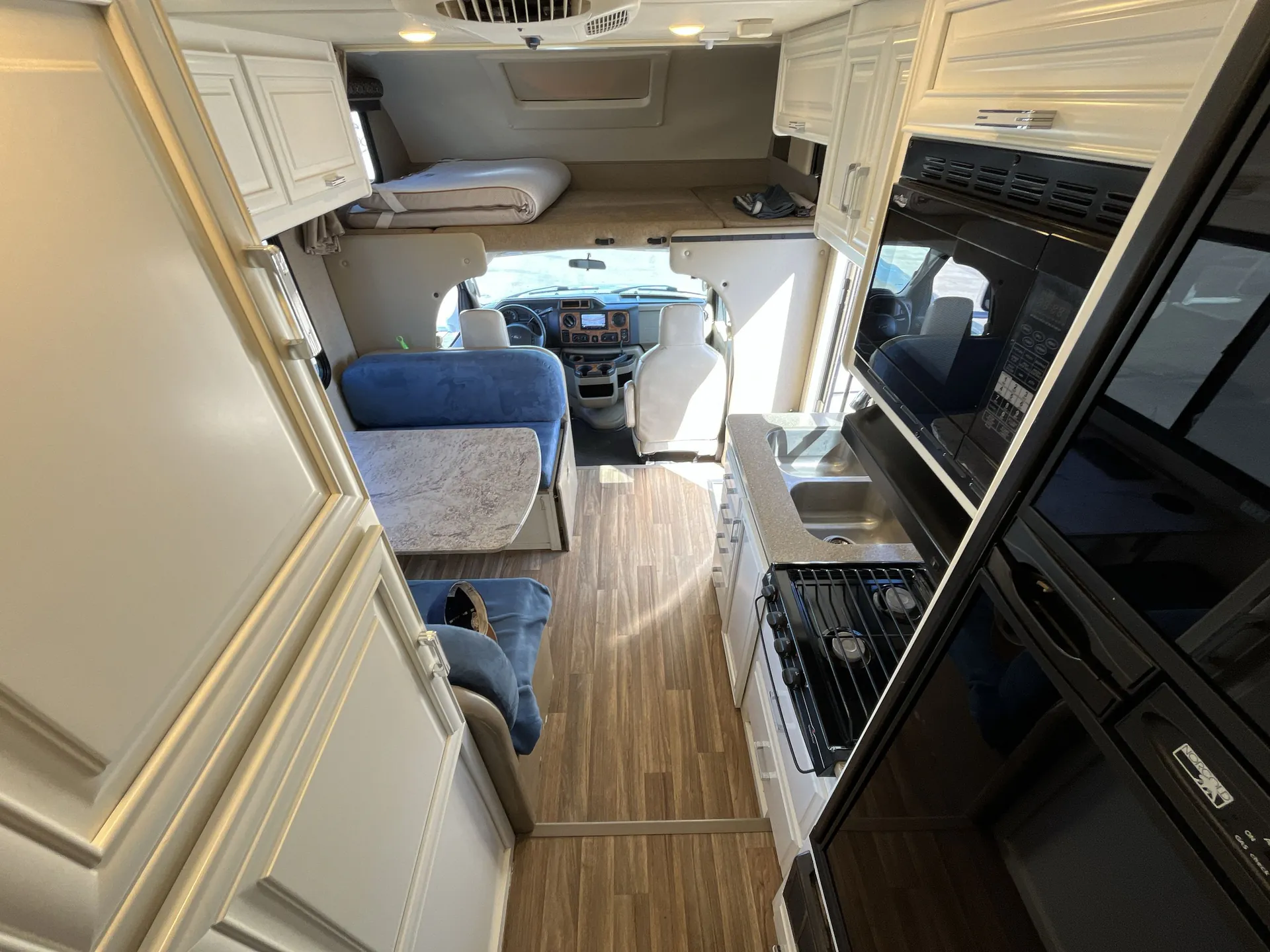 2017 Thor Motor Coach Quantum GR22 — living area main