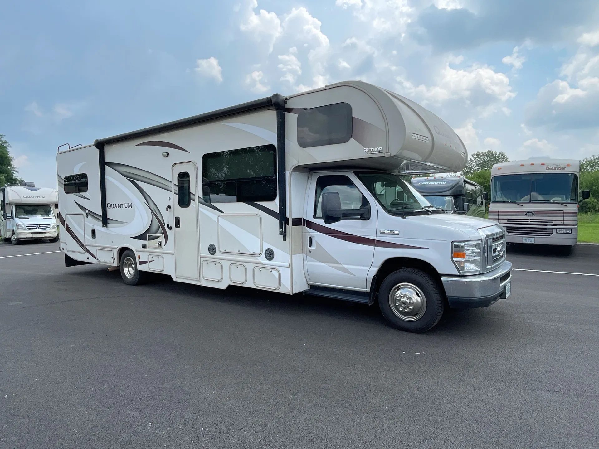 2017 Thor Motor Coach Chateau 31E - Photo 2