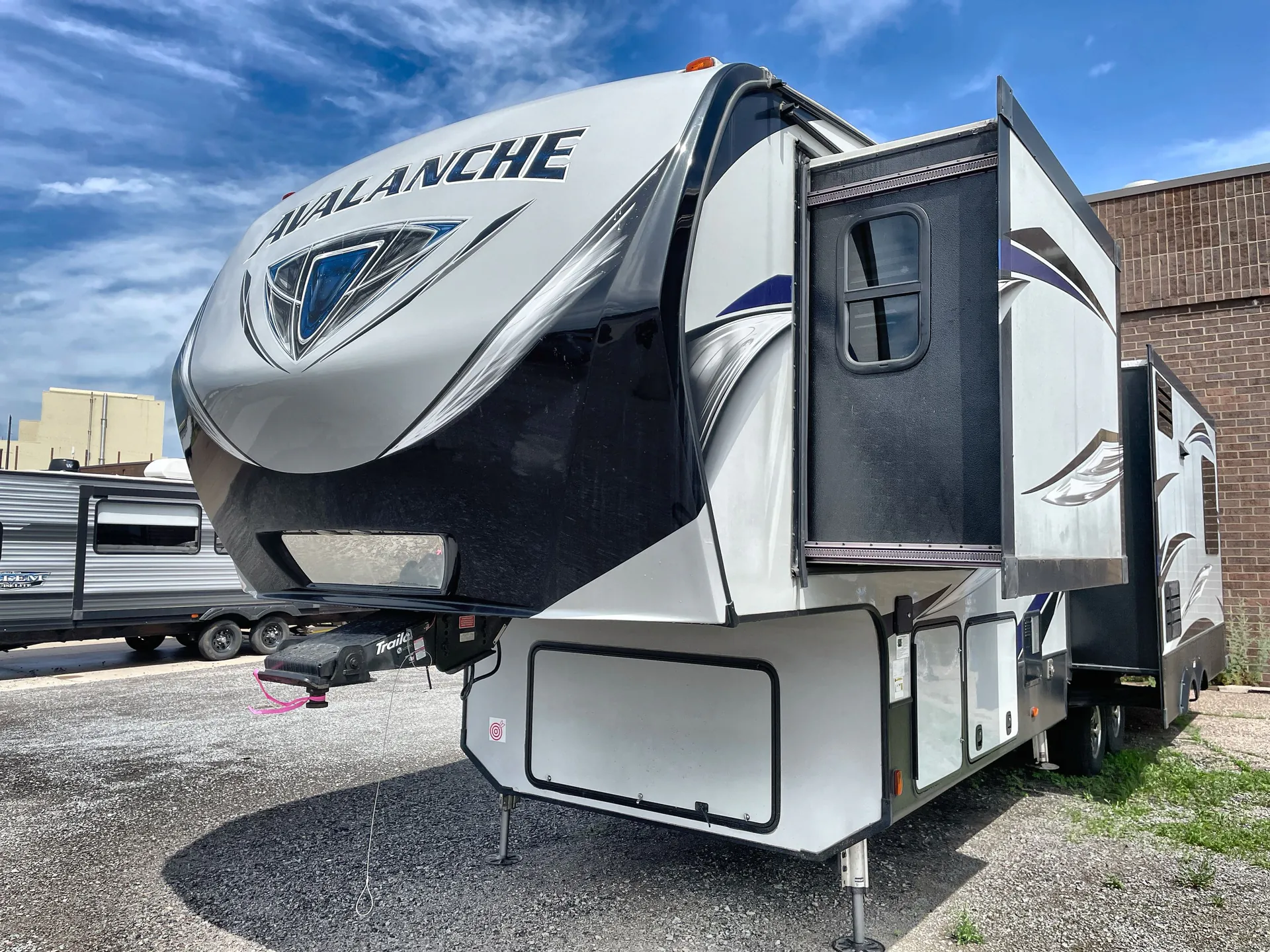 2018 Keystone Avalanche 300RE - Photo 2