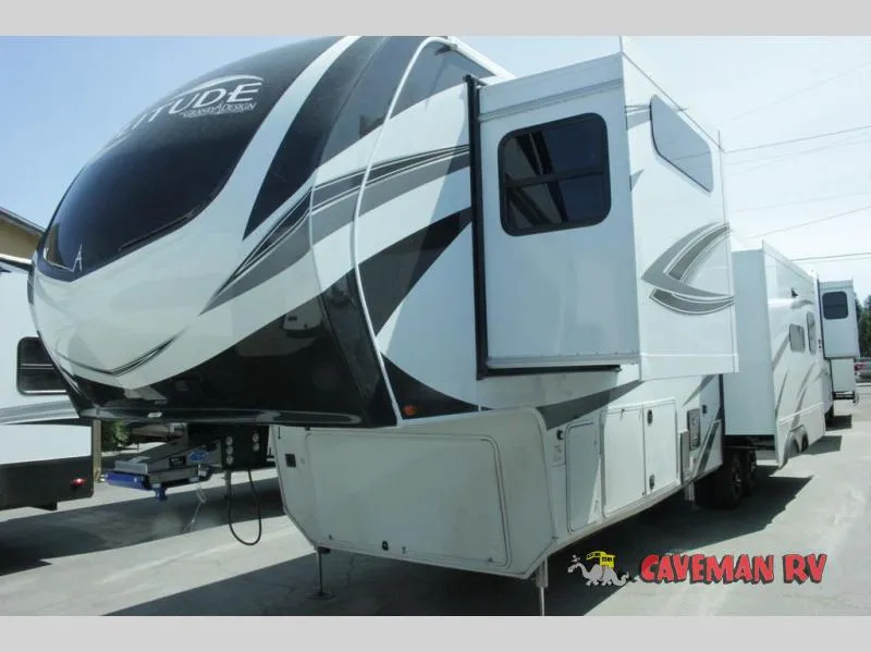 2025 Grand Design Solitude 370DV - Photo 3