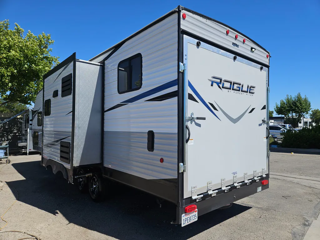 2021 Forest River Vengeance Rogue 26V, Photos photo 3