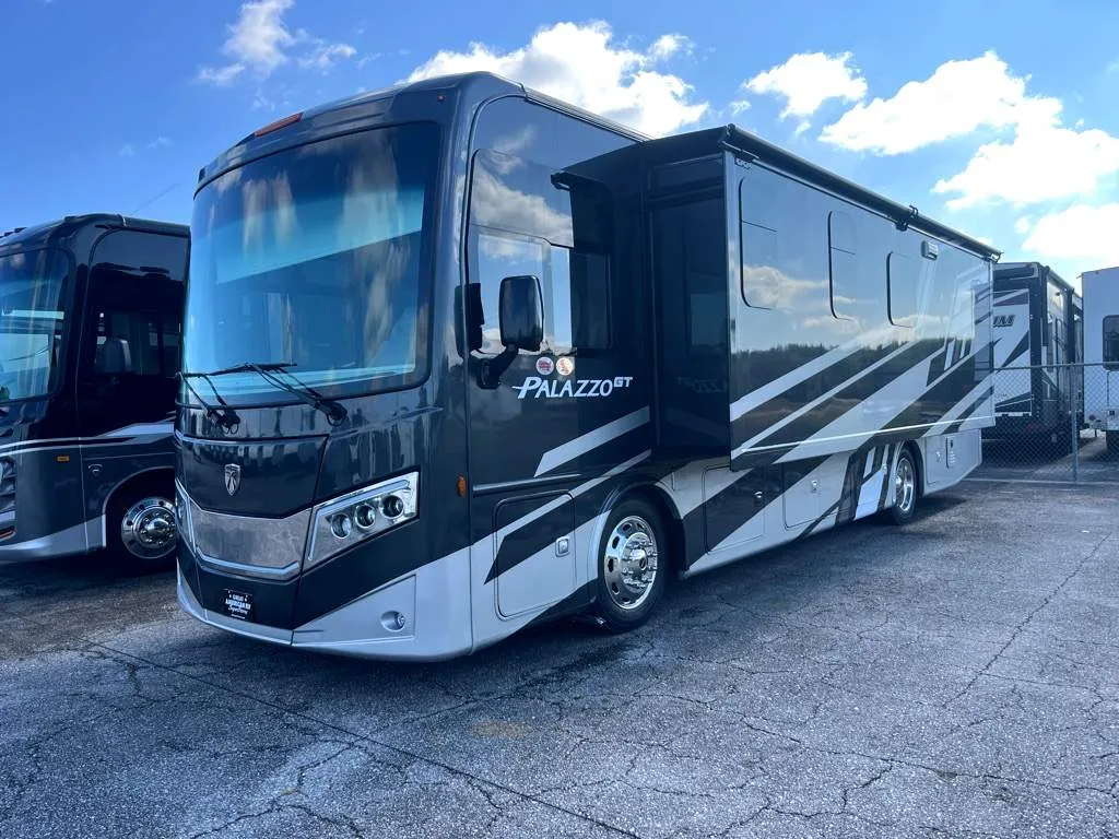 2026 Thor Motor Coach Palazzo GT 33.6 - Photo 3