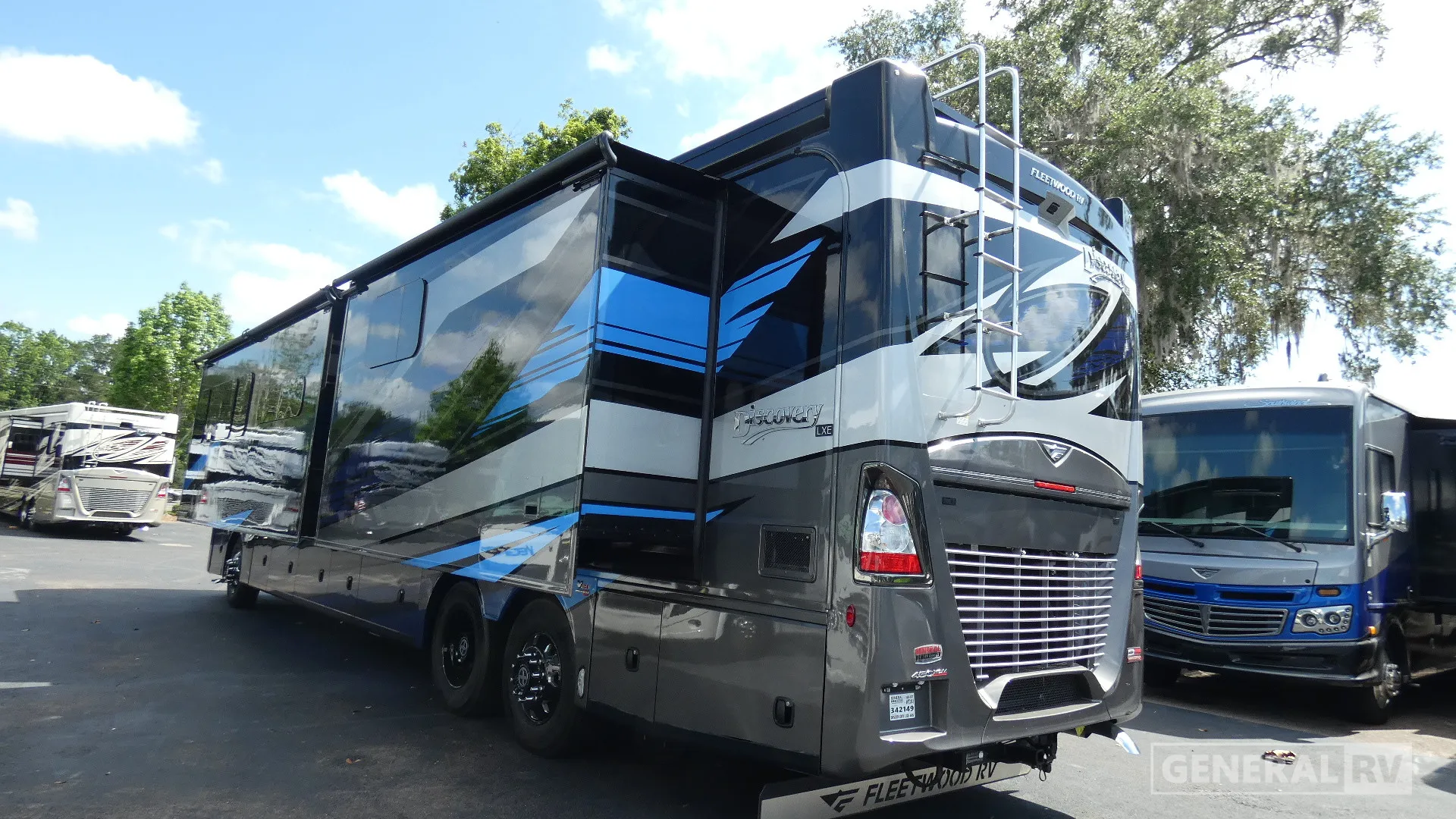 2026 Fleetwood Discovery LXE 44S - Photo 4