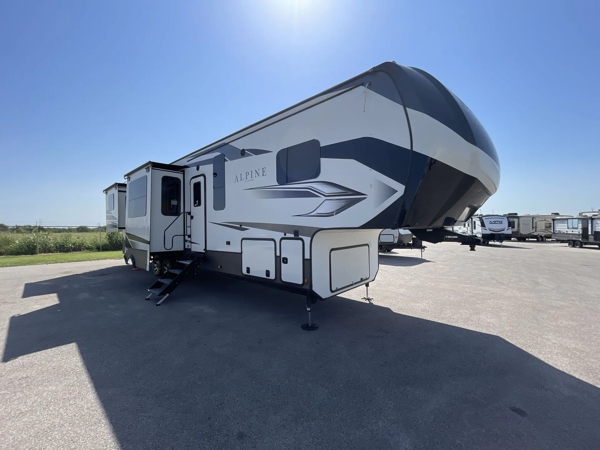 2022 Keystone Alpine 3850RD - Photo 2