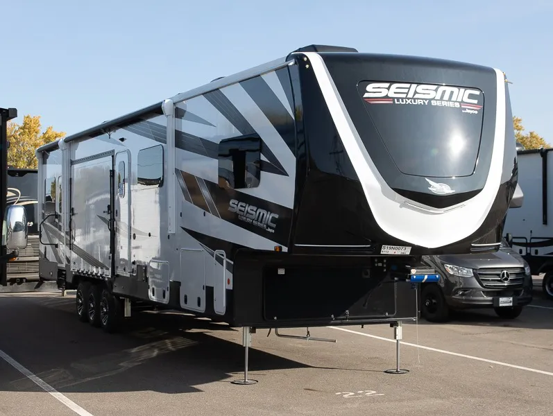 2025 Jayco Seismic Luxury Series 4113 - Photo 2