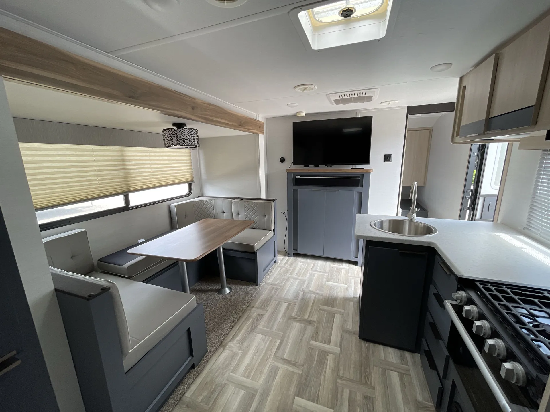 2024 Prime Time Tracer 240BHSLE — living area main