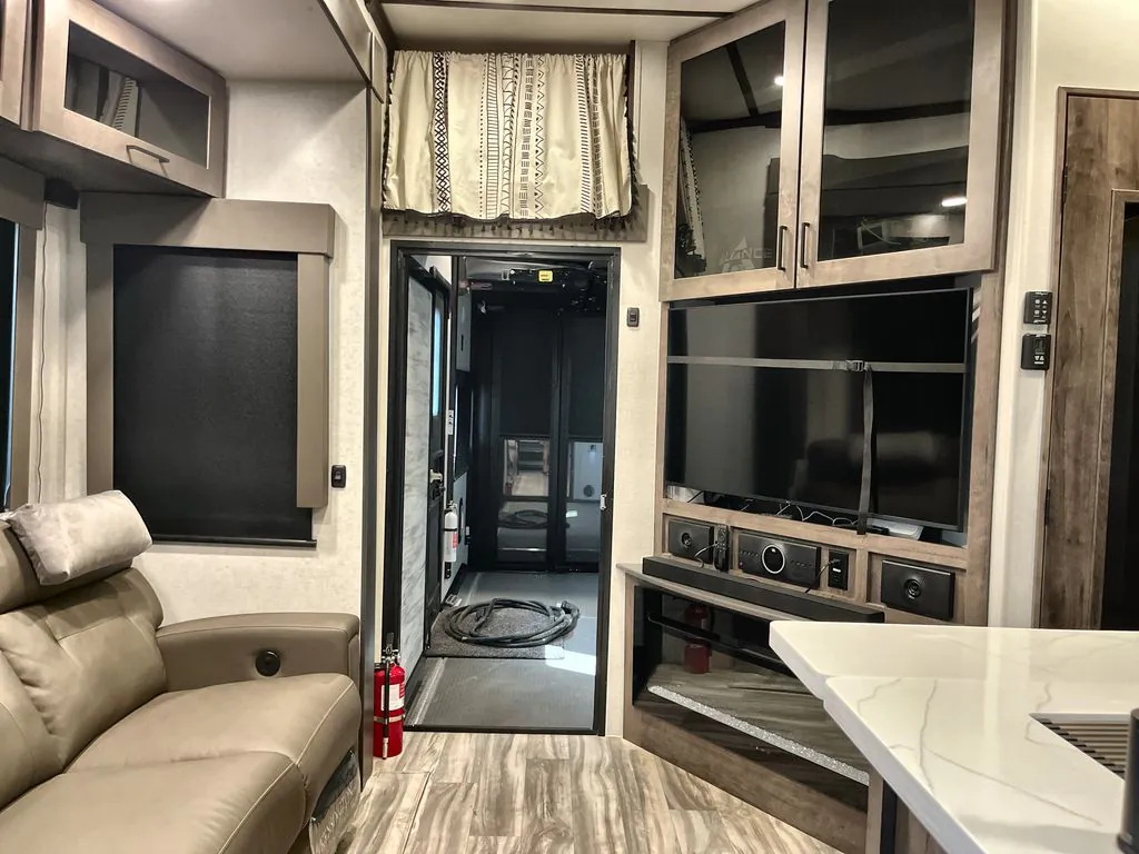 2023 Alliance RV Valor 37V13 - Photo 3