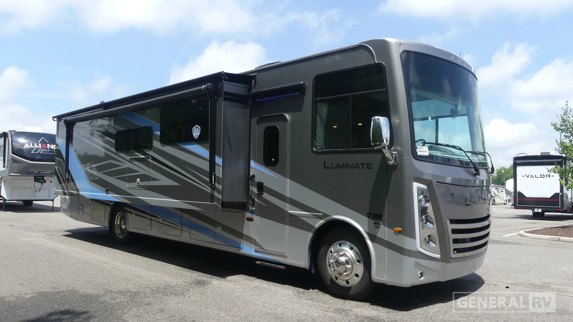 2026 Thor Motor Coach Luminate HH36 - Photo 2