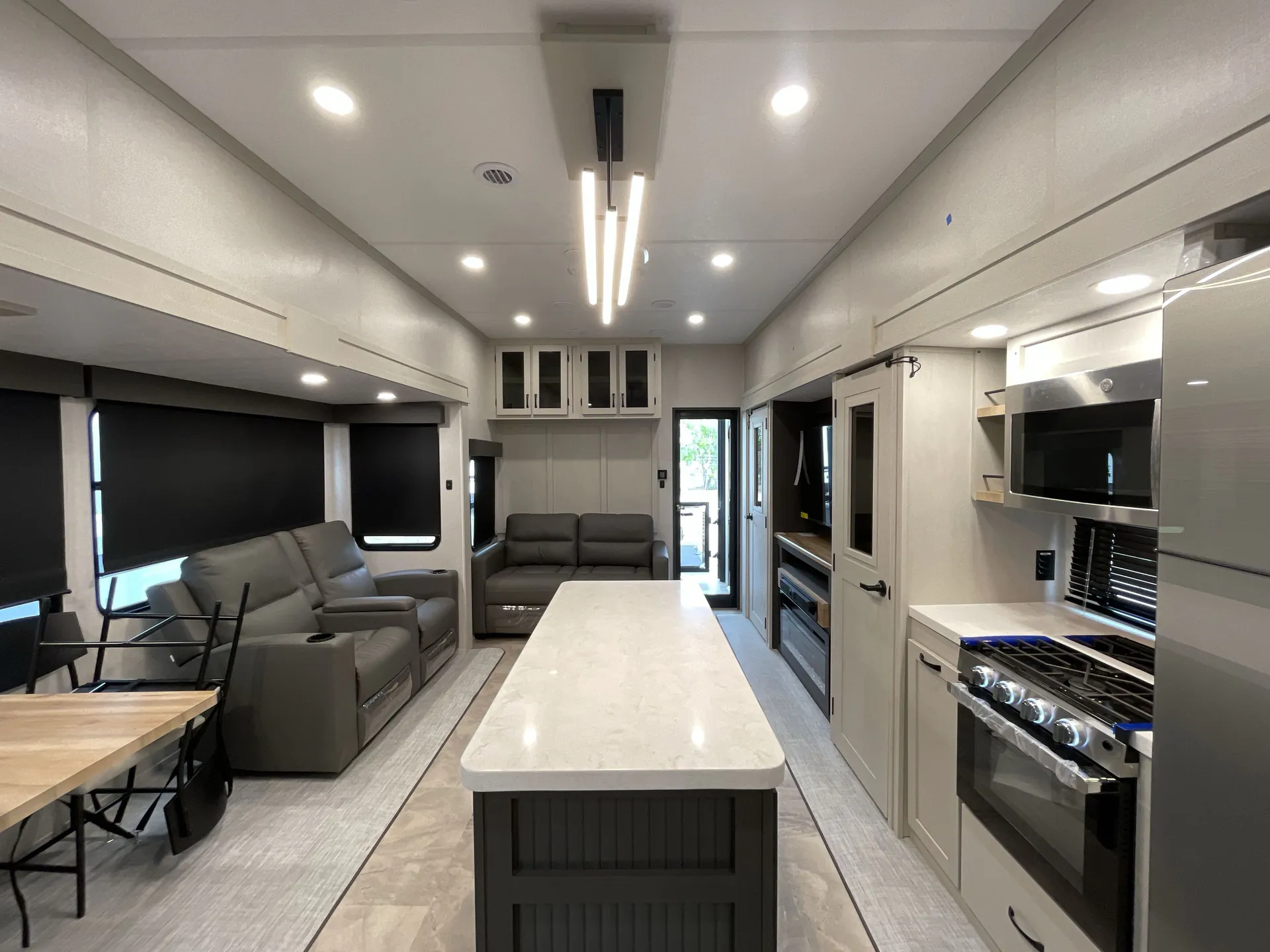 2026 shasta Phoenix 389DEK — front