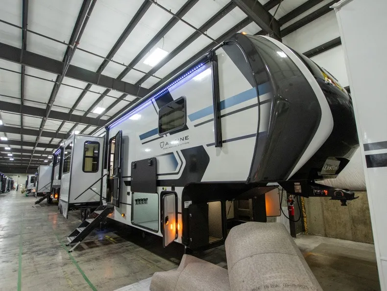 2026 Keystone Alpine Avalanche Edition 381DL - Photo 2
