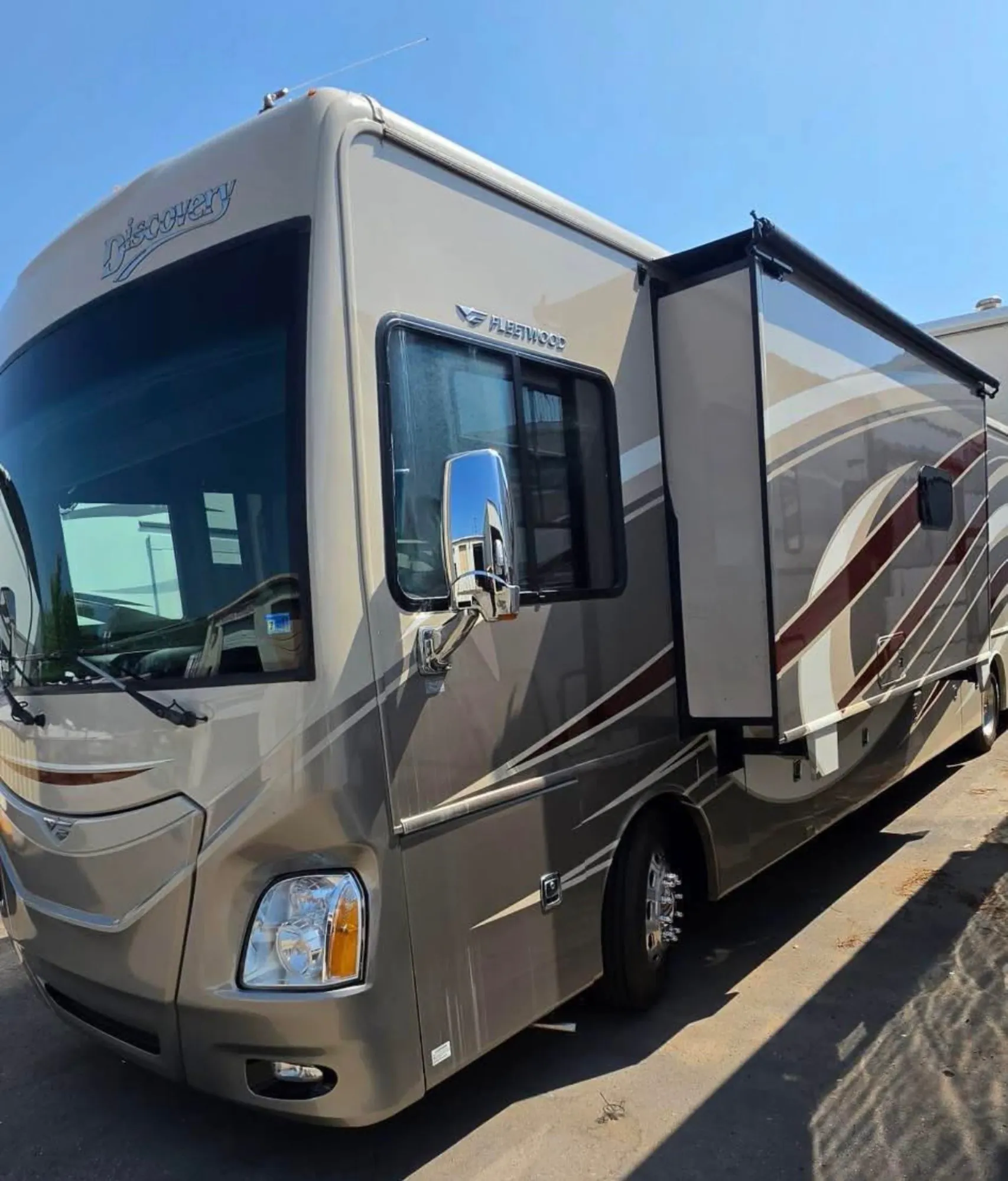 2015 Fleetwood Discovery 40G - Photo 2