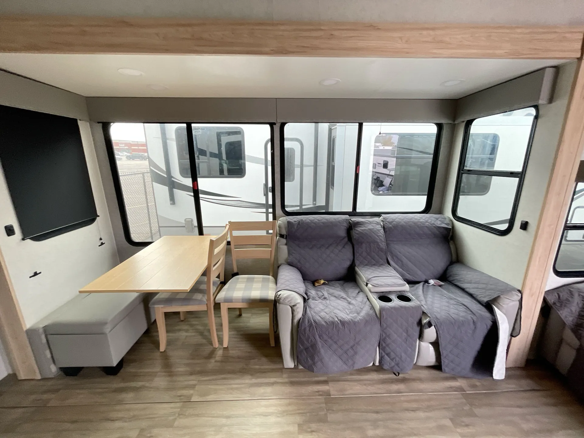 2022 Alliance RV Avenue 33RKS — living area main