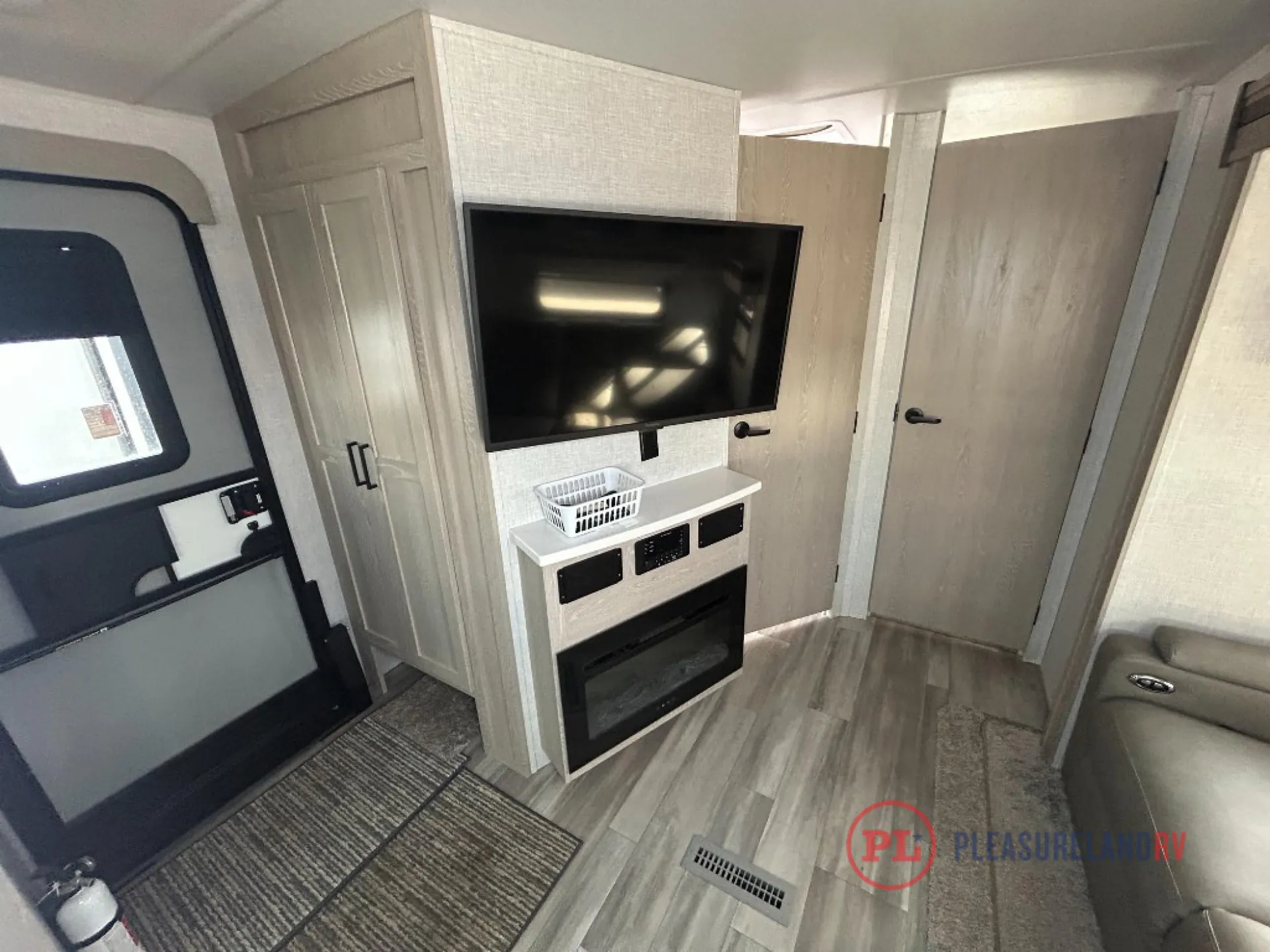 2022 Forest River Rockwood Ultra Lite 2608BS — Photo 7