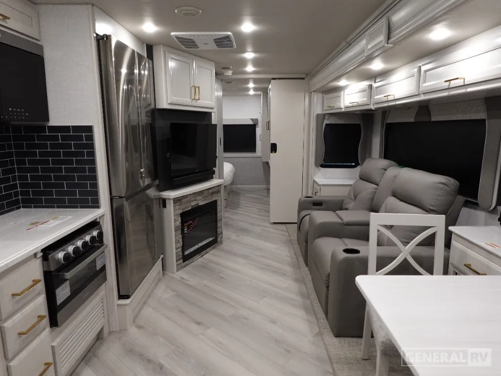 2026 Fleetwood Bounder 33C - Photo 3