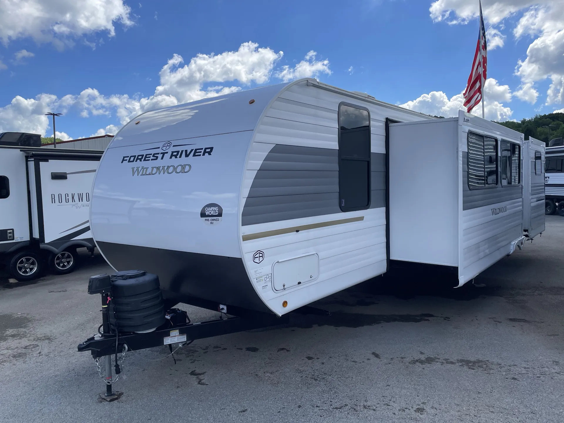 2025 Forest River Wildwood 31KQBTS — off campside