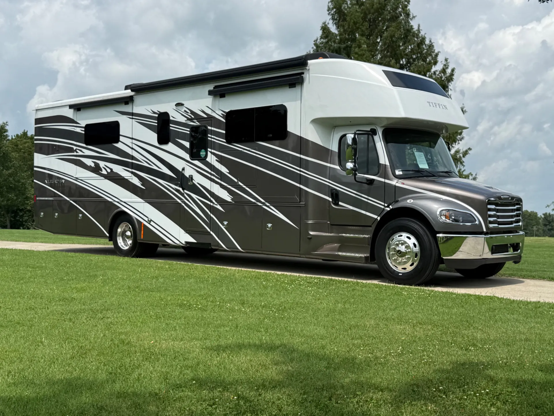 2025 Tiffin Allegro Bay 38 BB dealer photo 1 from Sewell Motor Coach