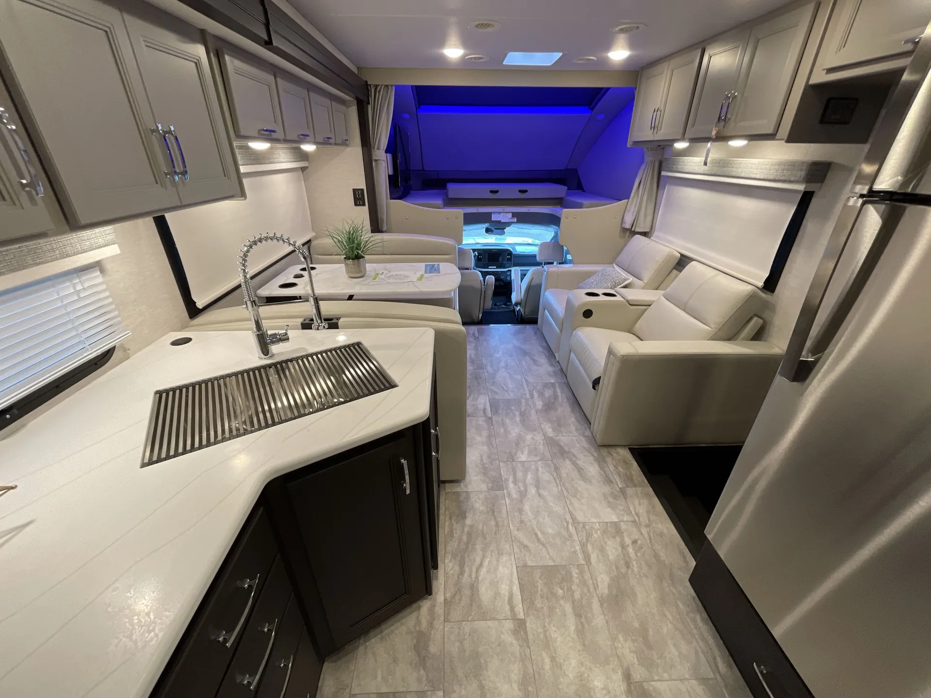 2026 Thor Motor Coach Magnitude Grand L35 - Photo 4