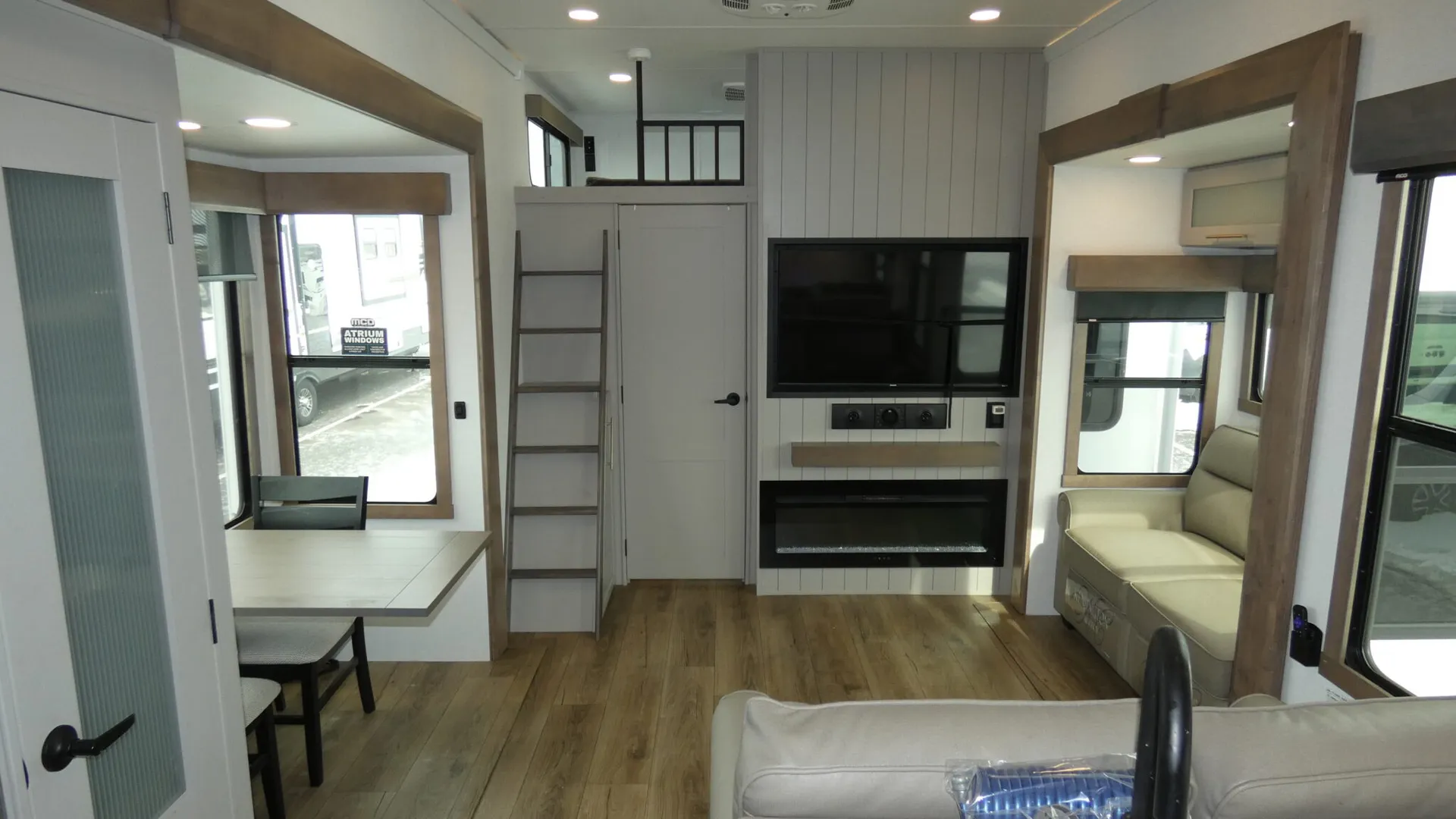 2025 Alliance RV Paradigm 395DS - Photo 3