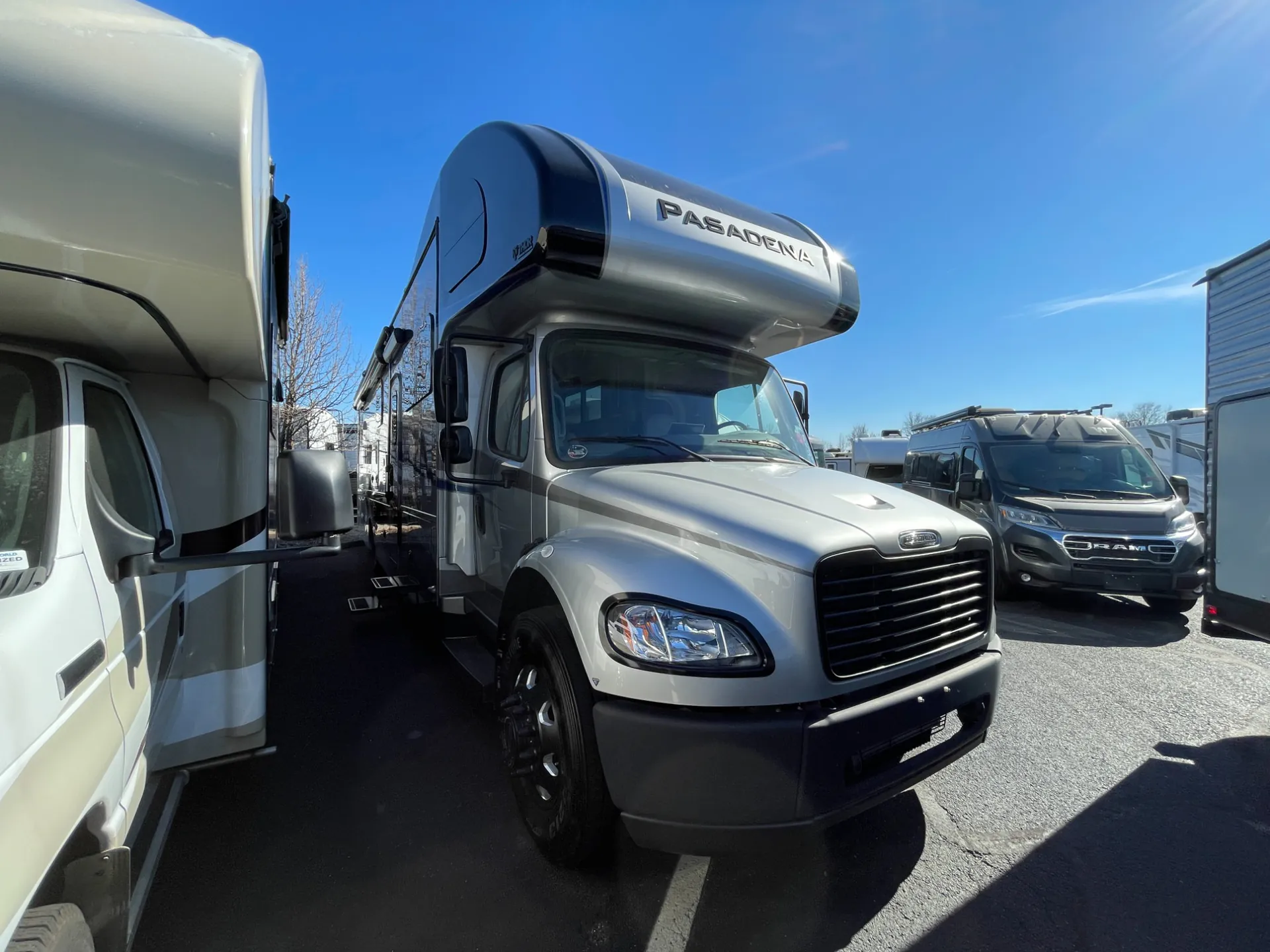 2024 Thor Motor Coach Pasadena 38FX - Photo 2