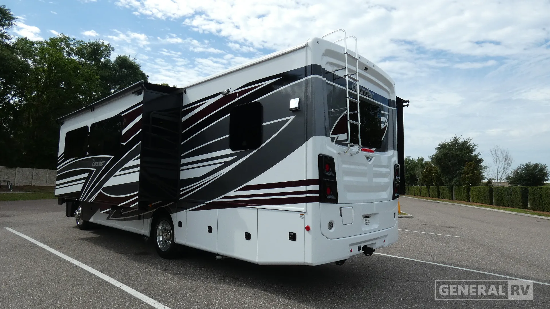 2026 Fleetwood Bounder 33C - Photo 4
