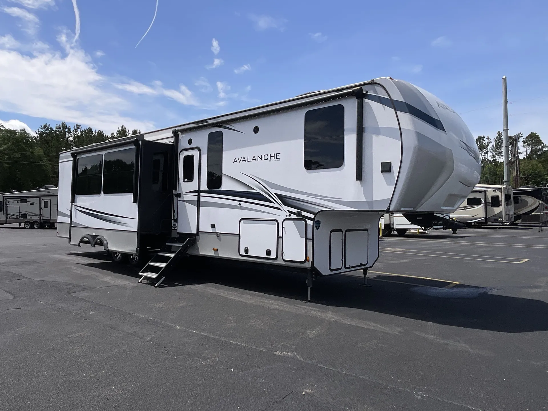 2023 Keystone Avalanche 390DS - Photo 2