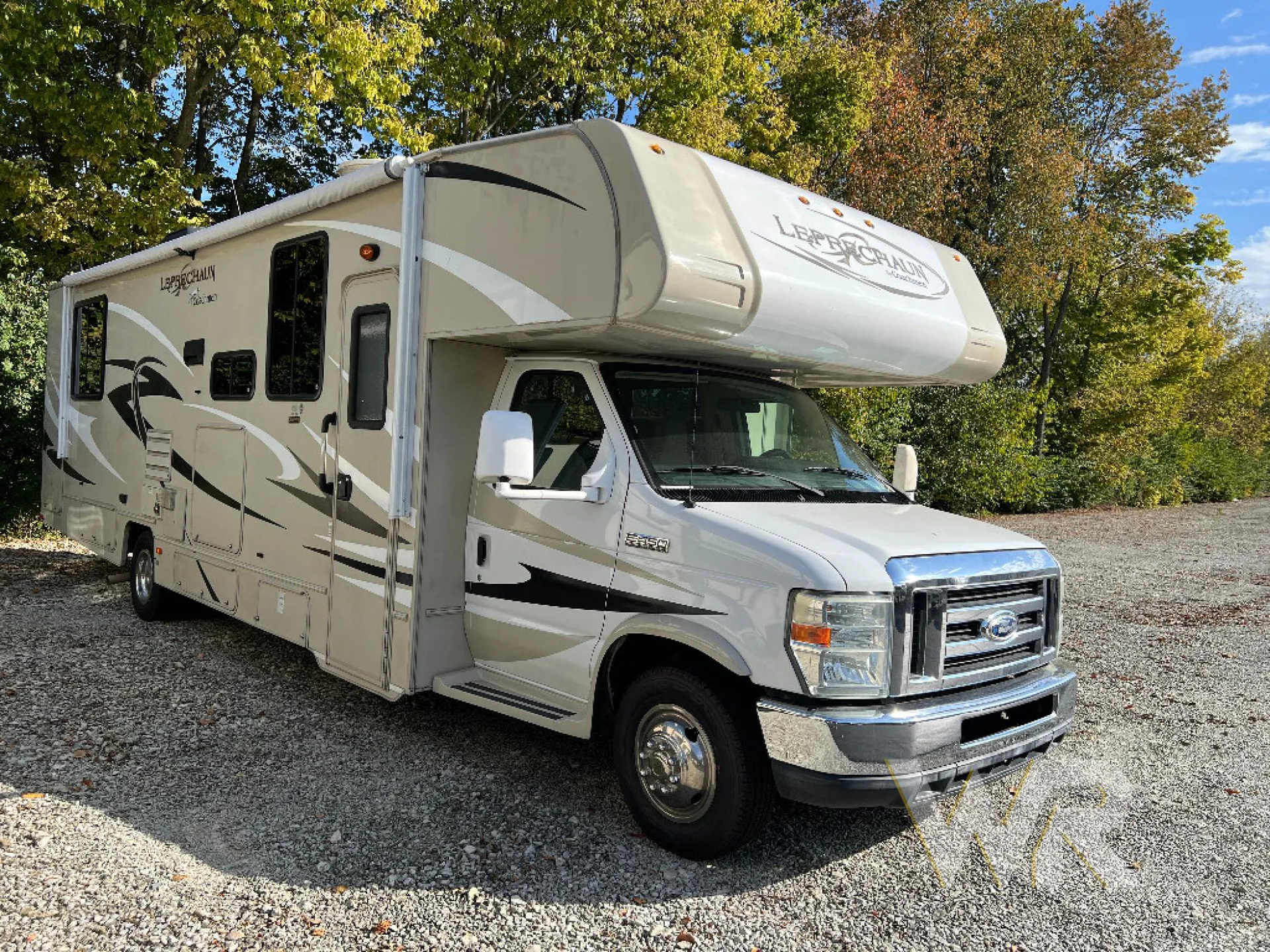 2015 Coachmen Leprechaun 319DS - Photo 2