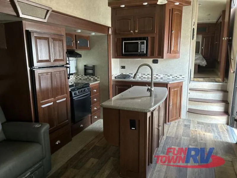 2016 Forest River Rockwood Signature Ultra Lite 8289WS - Photo 3