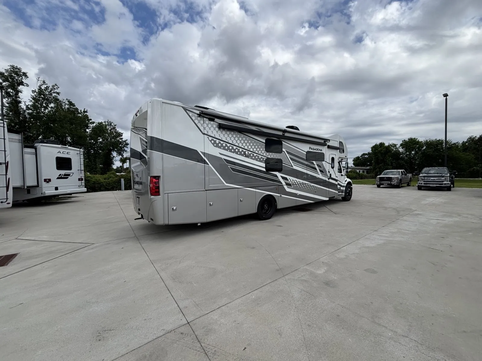 2027 Thor Motor Coach Pasadena 38XL - Photo 3