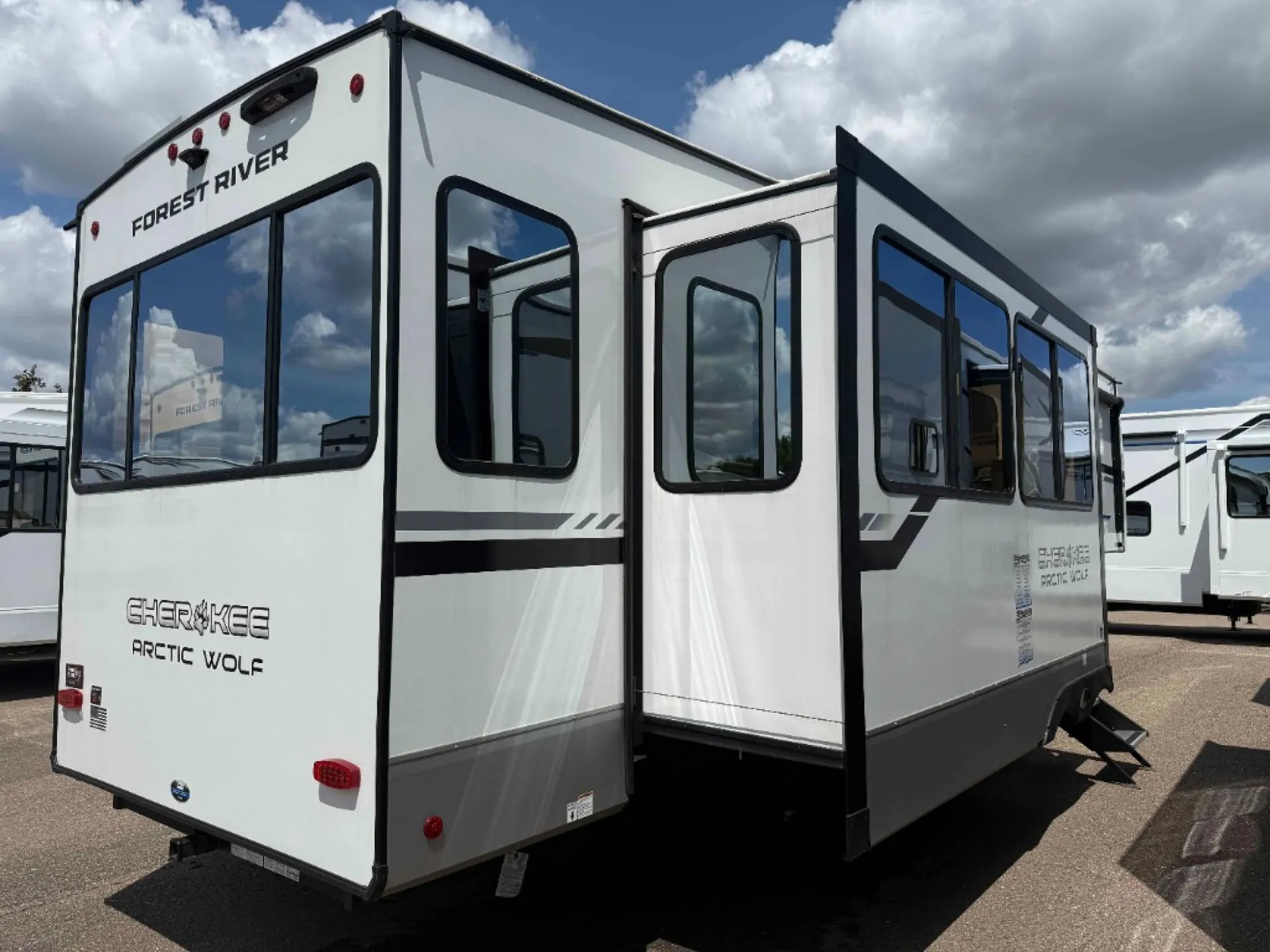 2025 Forest River Cherokee Arctic Wolf Suite 3250 SUITE - Photo 4