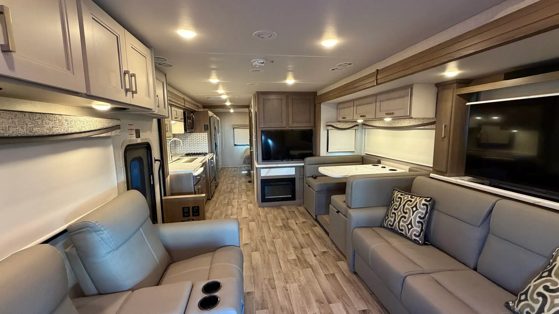 2026 Thor Motor Coach Pasadena 38FX - Photo 3