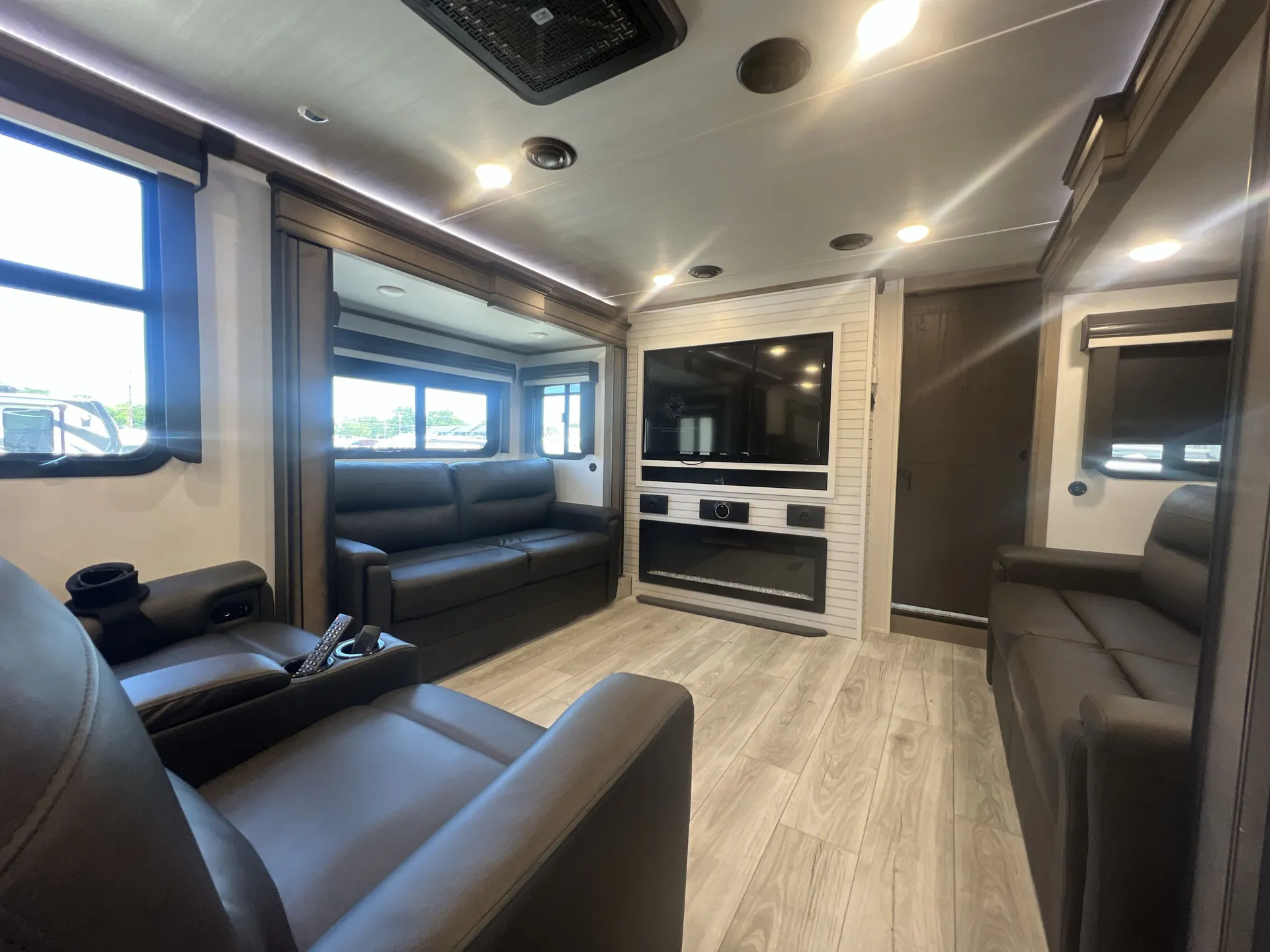 2024 Keystone Montana 3941FO — living area main