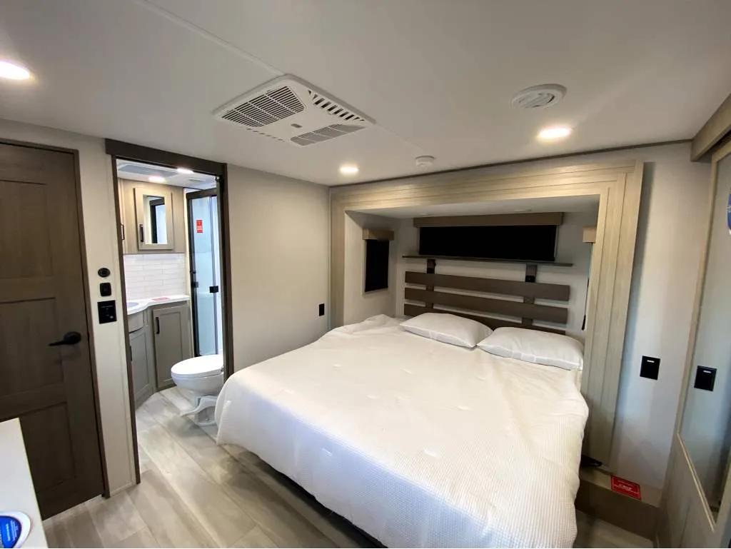 2026 Grand Design Momentum M-Class 414M, Photos photo 31
