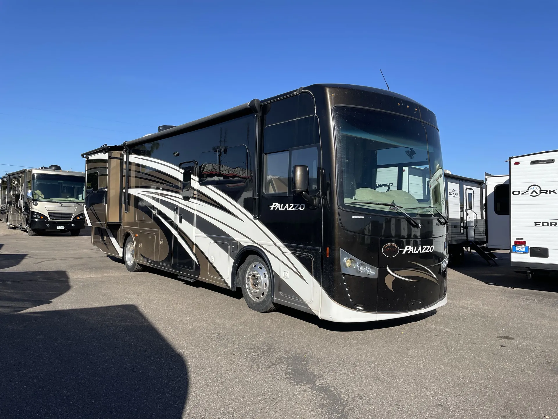 2017 Thor Motor Coach Palazzo 33.3 - Photo 2