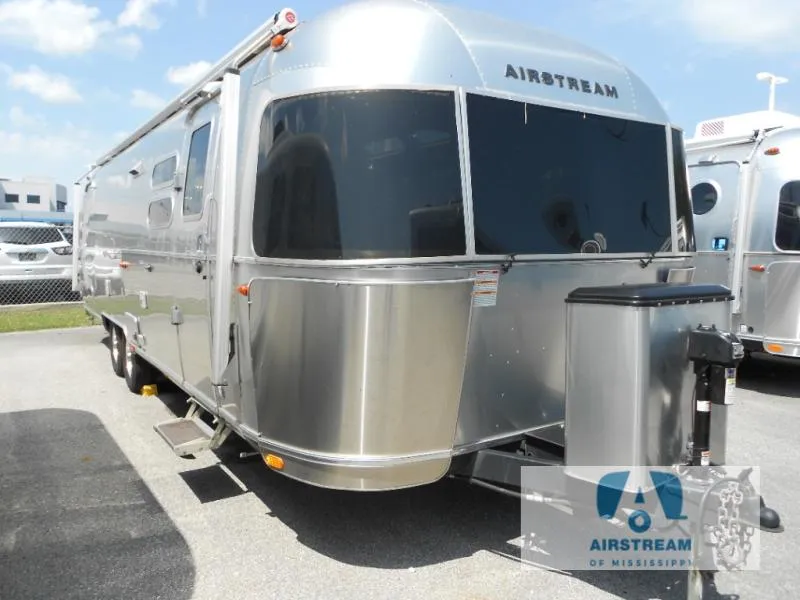 2023 Airstream Globetrotter 30RB - Photo 2