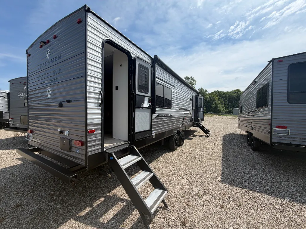 2027 Coachmen Catalina Legacy Edition 333DBDSCK, Photos photo 9