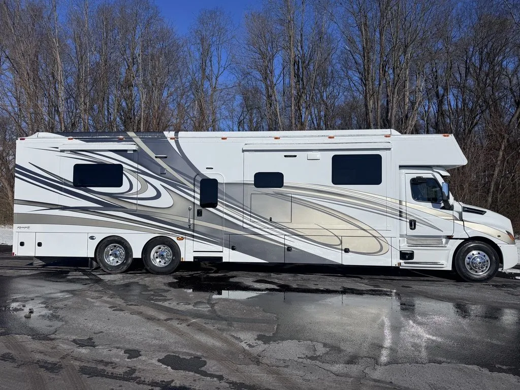 2025 Renegade RV Classic 45CMR - Photo 2