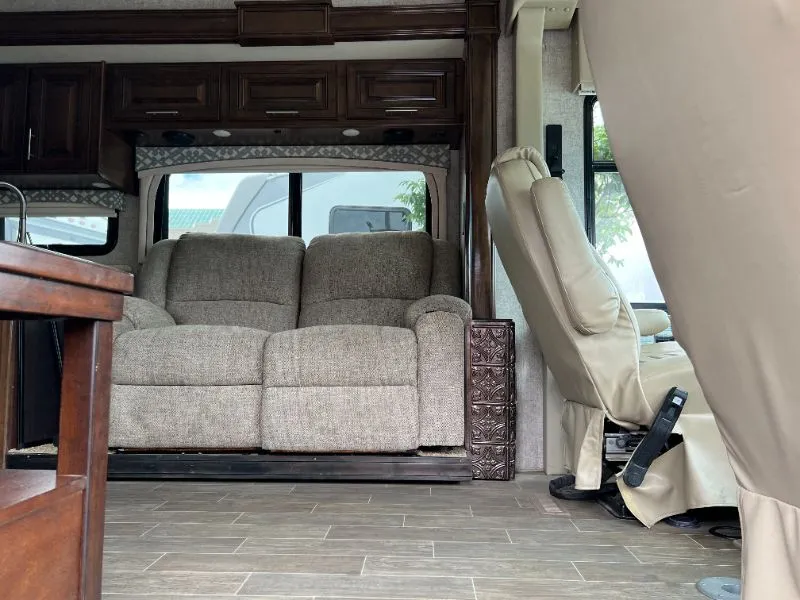 2020 Thor Motor Coach Miramar 32.2 - Photo 4