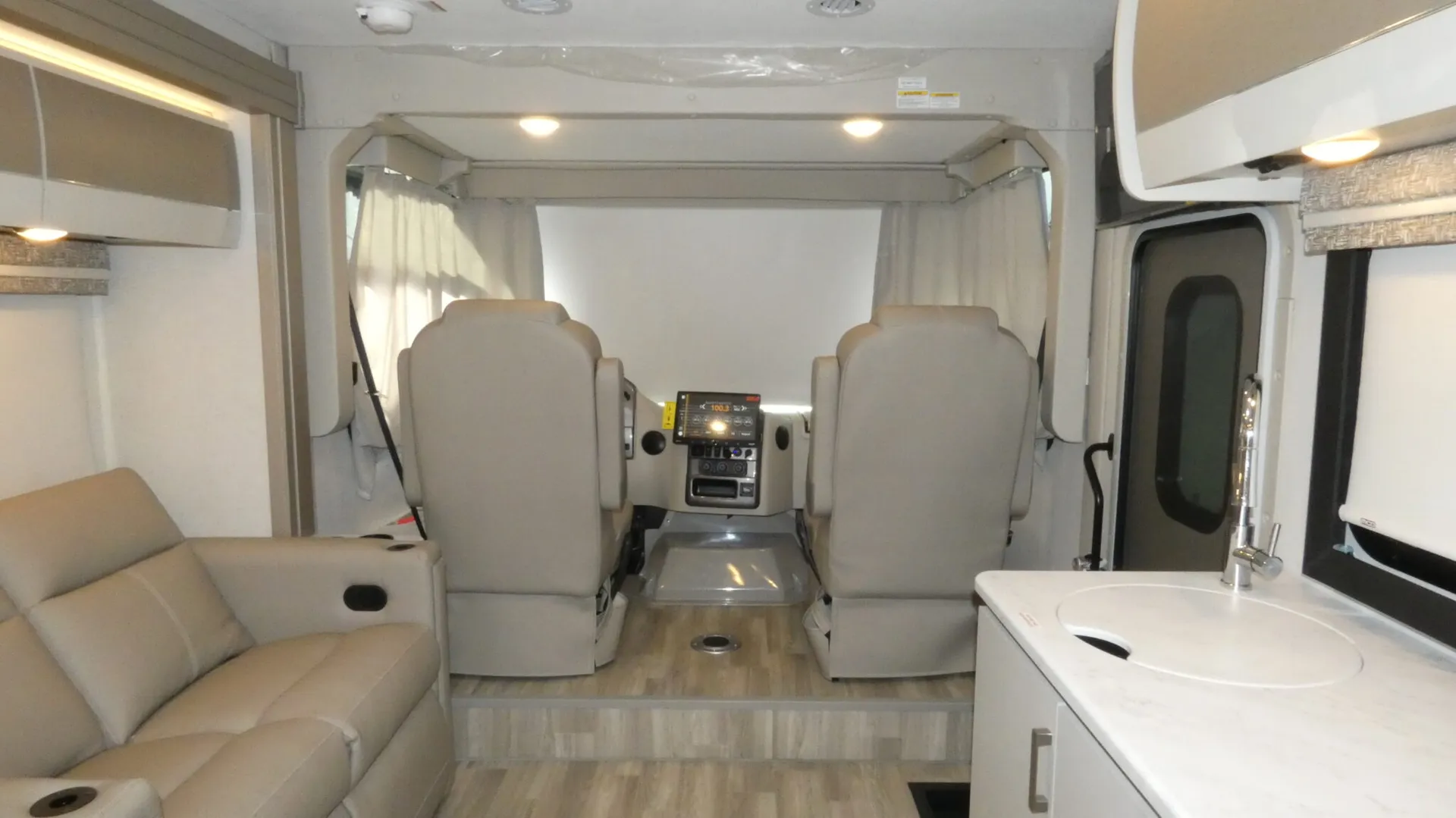2026 Thor Motor Coach Axis 26.1 - Photo 4