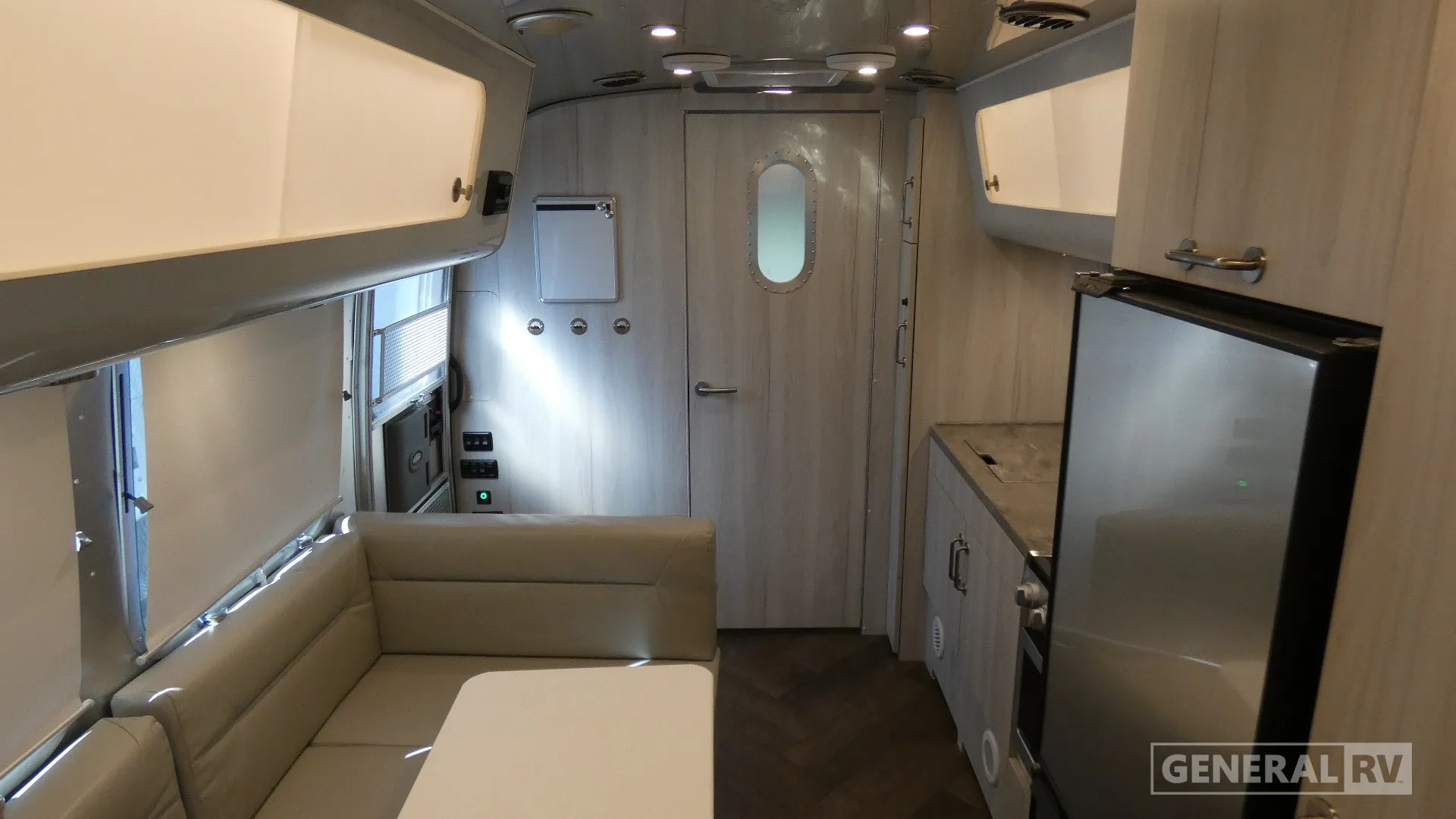 2024 Airstream International 23FB - Photo 3