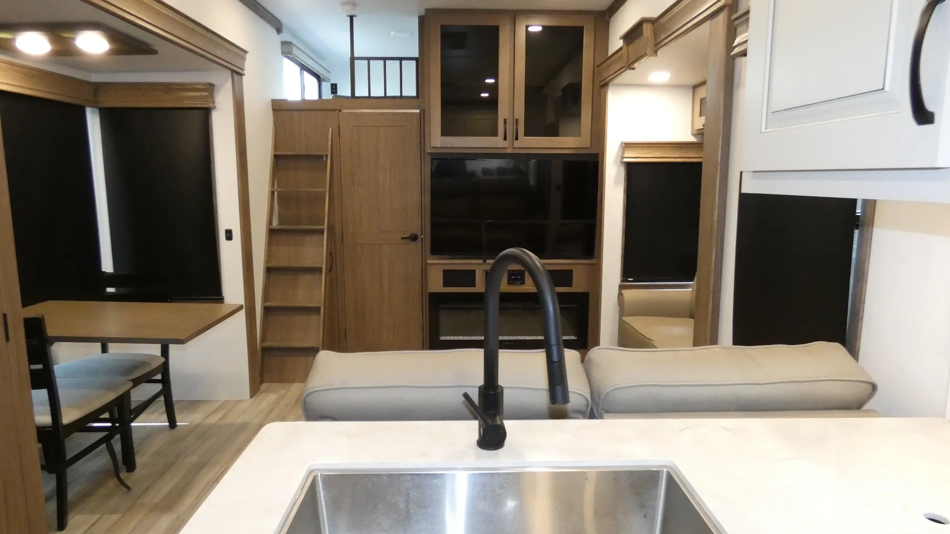 2024 Alliance RV Paradigm 395DS - Photo 3
