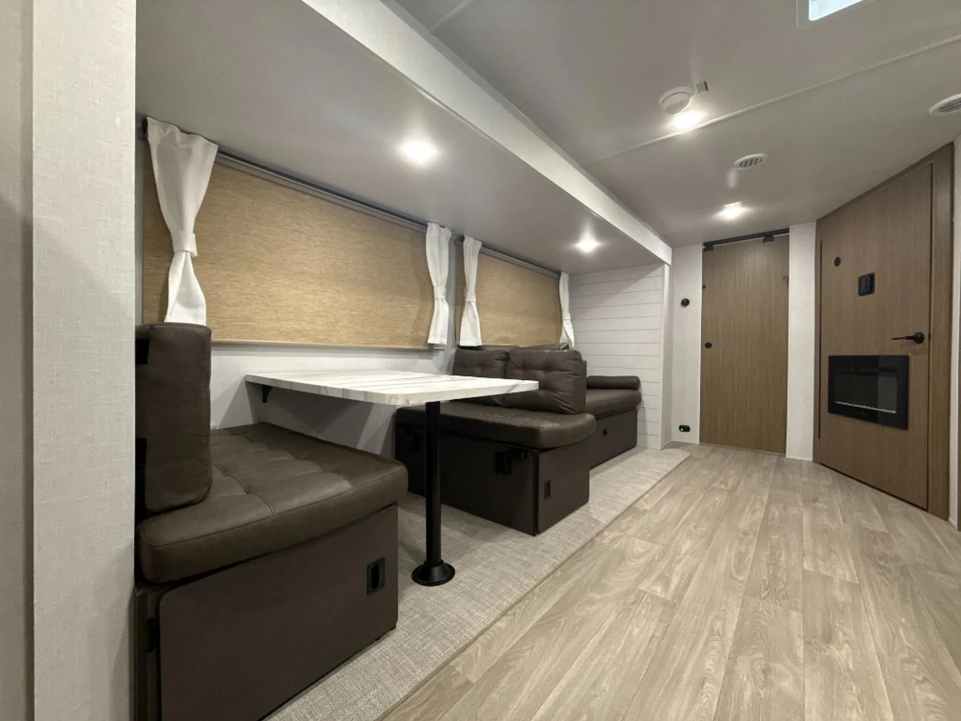 2027 Forest River Salem 26DBHD - Photo 4