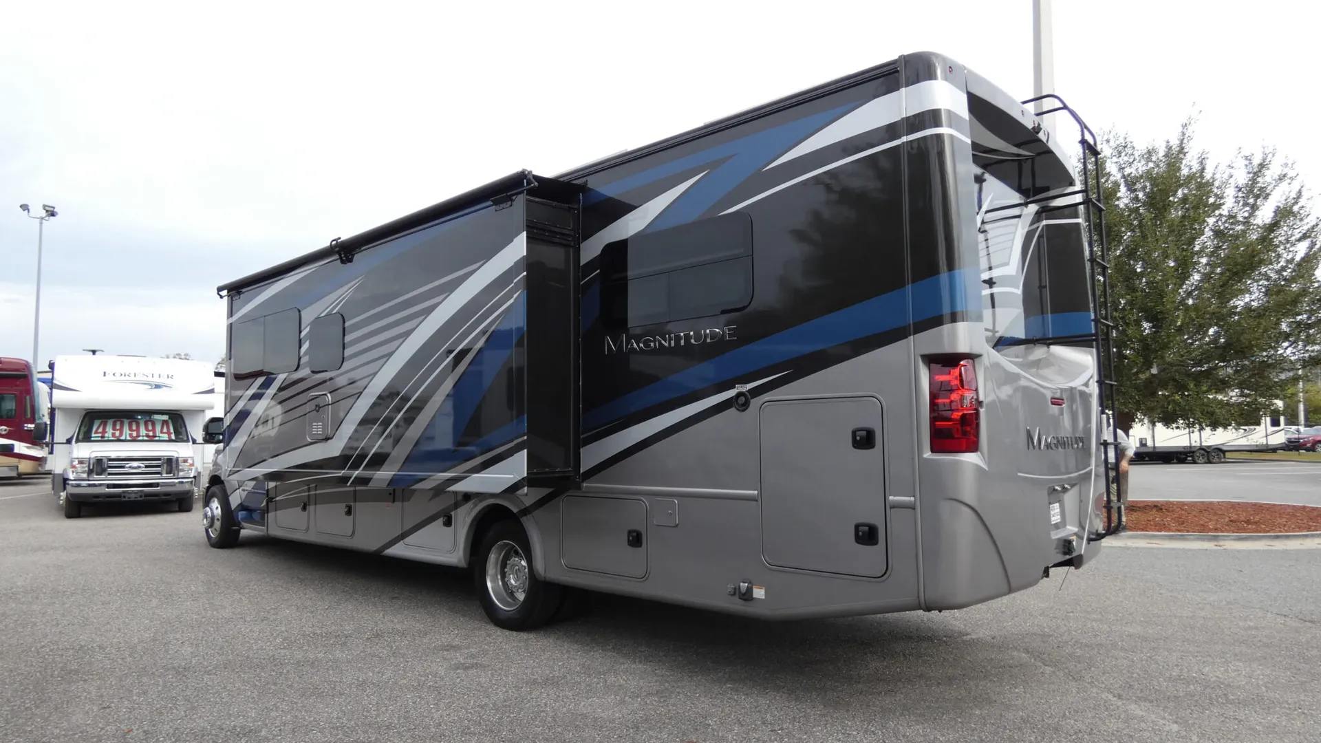 2023 Thor Motor Coach Magnitude LV35 - Photo 4