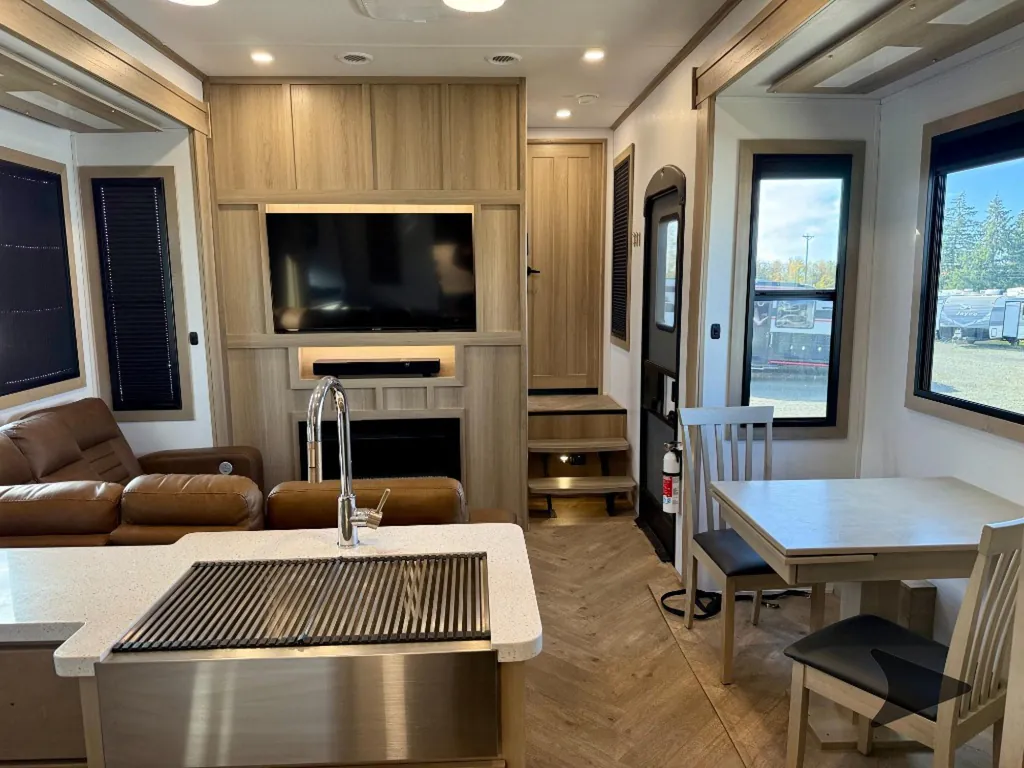 2025 Keystone Raptor 433, Photos photo 17