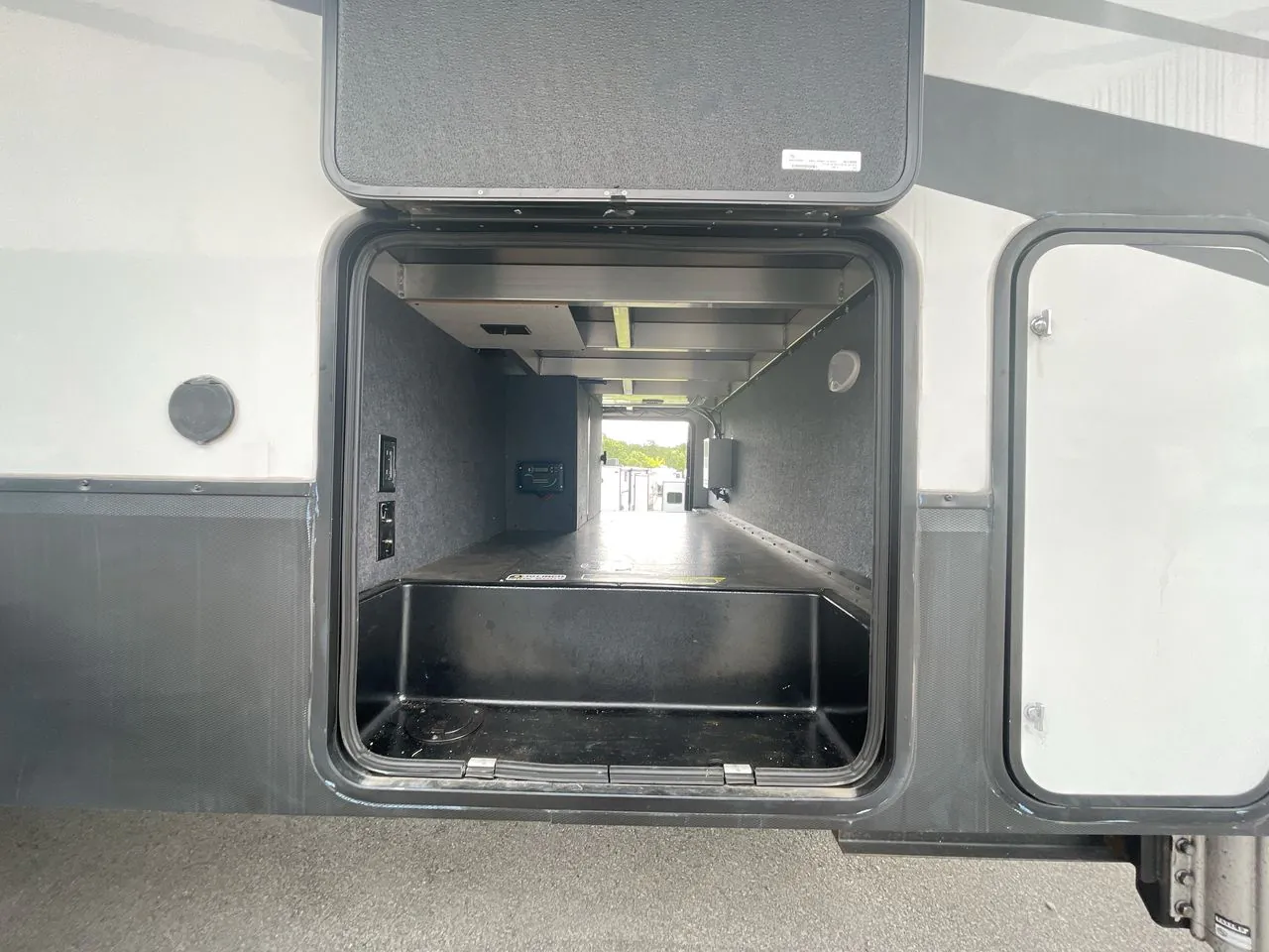2021 Alliance RV Valor 36V11 - Photo 4