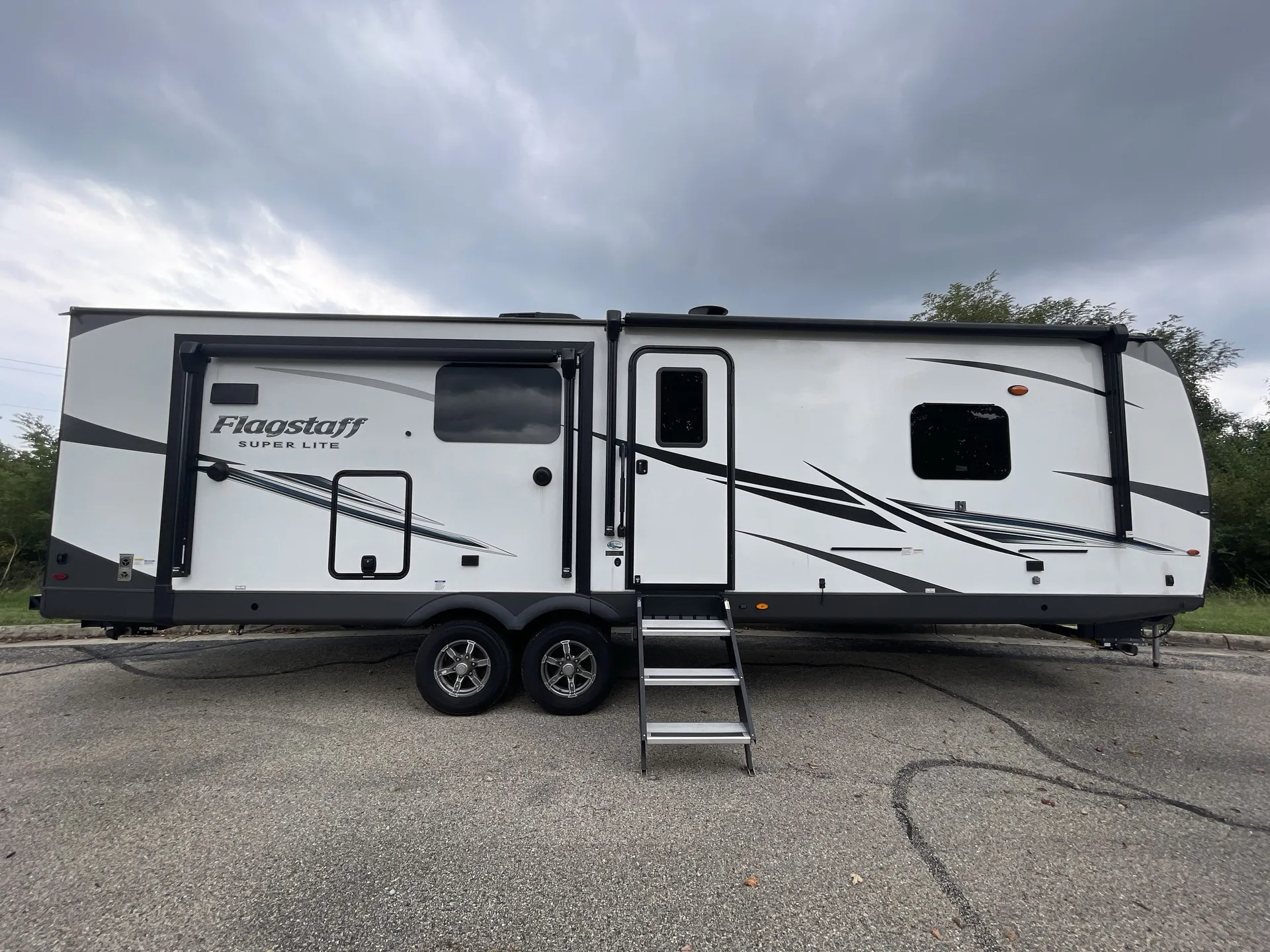 2022 Forest River Flagstaff Super Lite 27FBIK — campside