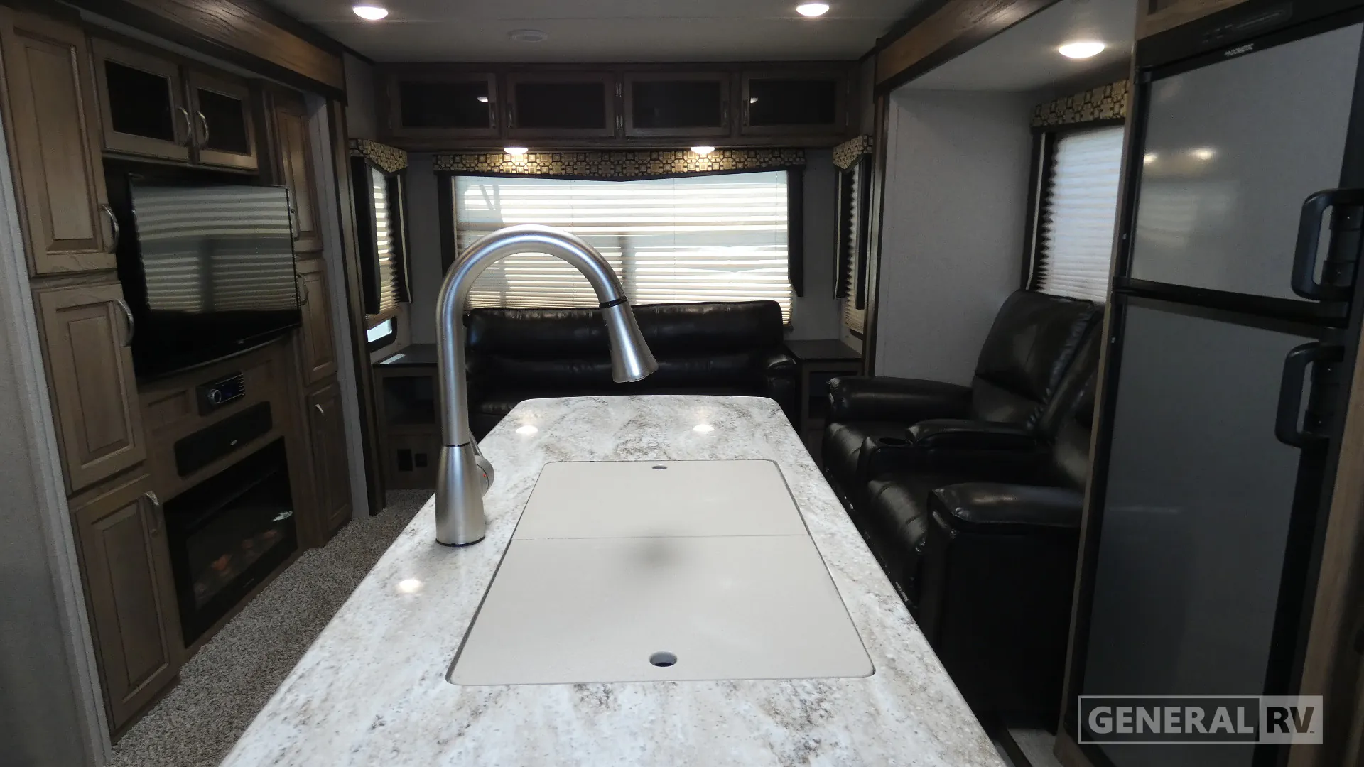 2019 Dutchmen Atlas 3302RL - Photo 3