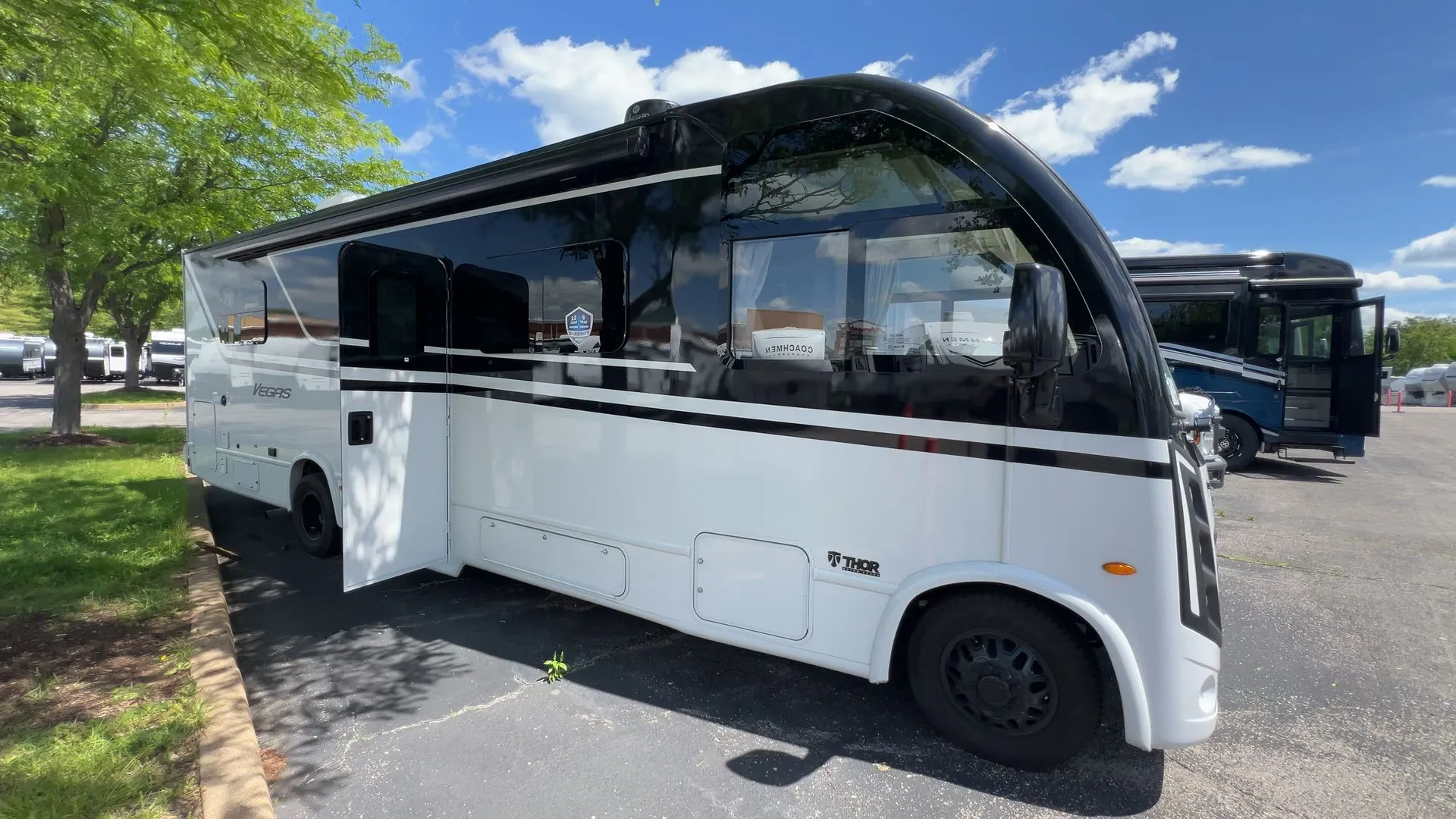 2026 Thor Motor Coach Vegas 281 - Photo 4