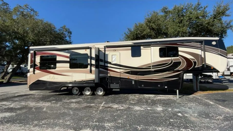 2015 DRV Luxury Suites Mobile Suites Lafayette - Photo 2