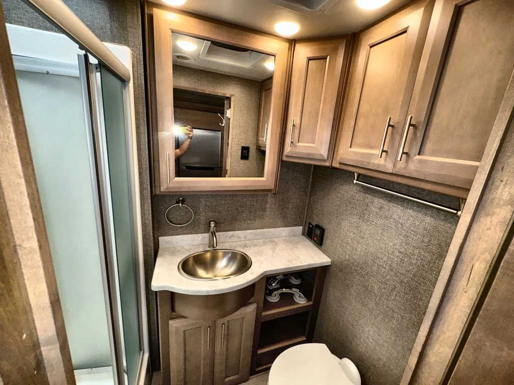 2022 Thor Motor Coach Challenger 35MQ, Photos photo 10