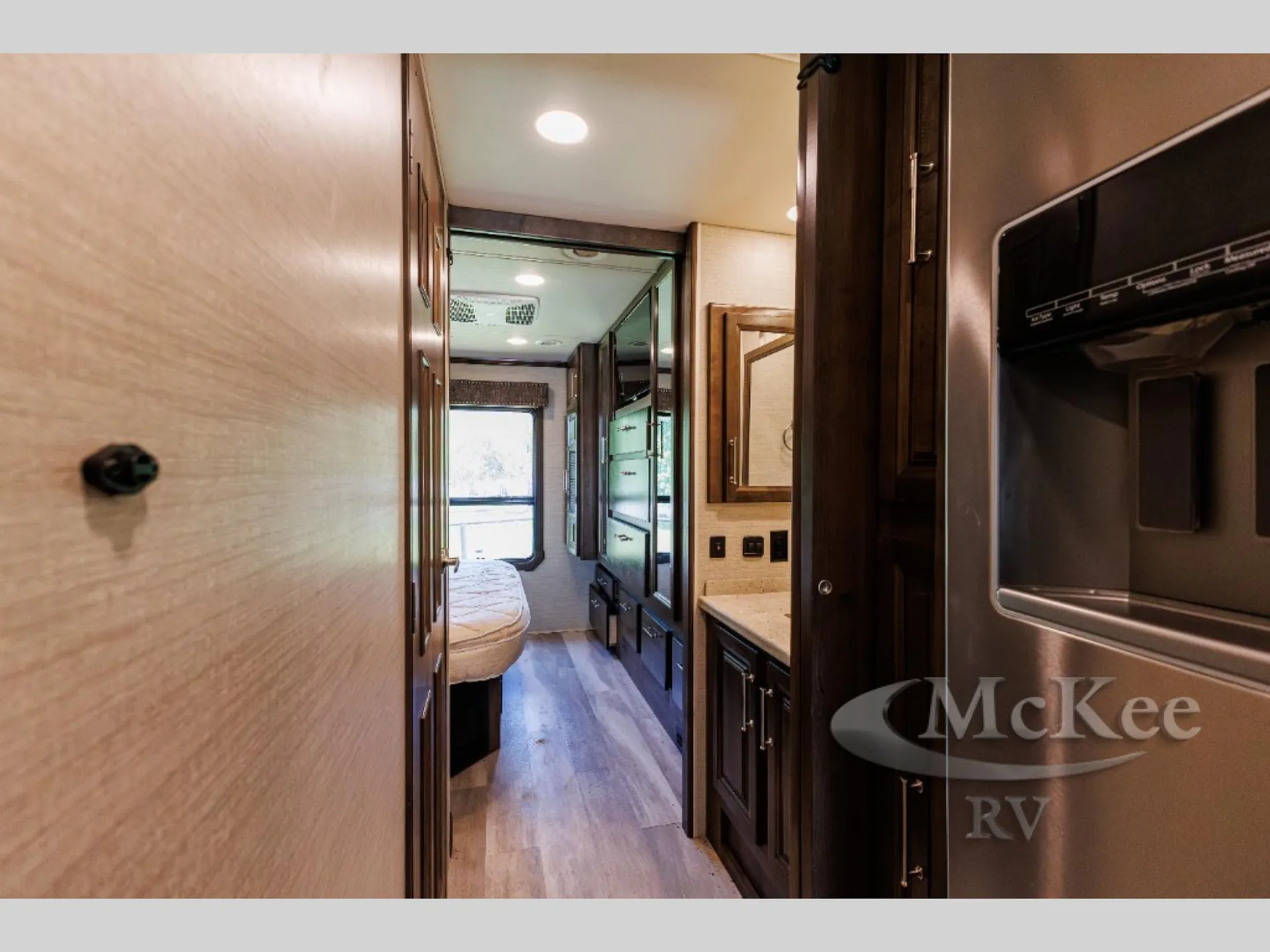 2020 Entegra Coach Accolade 37TS dealer photo 5 from McKee RV